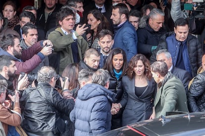 Ayuso, tras recibir una distinción de la Complutense entre protestas de los universitarios, el 24 de enero de 2023.