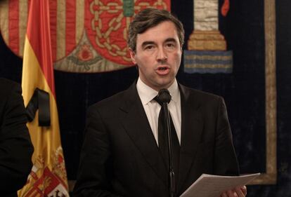 Tras una tarde de silencio y con los medios de comunicación ya informando sobre la detención de cinco personas en Madrid, tres de orígen marroquí y dos con pasaportes indios, el ministro de Interior, Ángel Acebes, compareció ante la prensa a las 20.00 horas. Informa a la opinión pública de que se han producido siete detenciones en el curso de la investigación. El ministro concluye su comparecencia con una frase: "Creo que no debemos descartar nada".