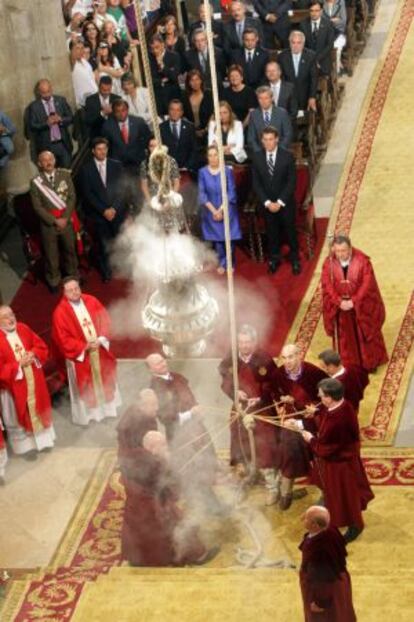 Las autoridades asisten al ritual del Botafumeiro.