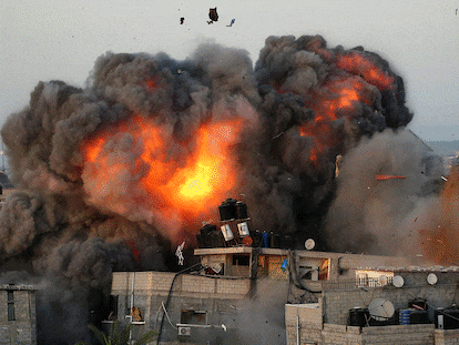 Los bombardeos sobre Gaza de este lunes, en imágenes