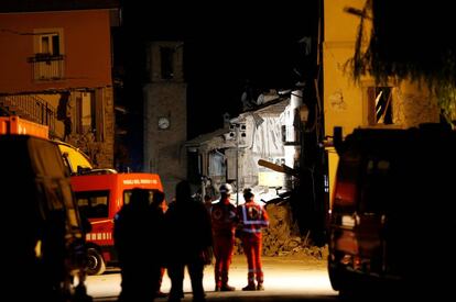 Els equips de rescat treballen en una casa esfondrada dijous a la nit.