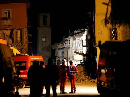 Els equips de rescat treballen en una casa esfondrada dijous a la nit.