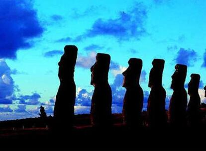 Los &#39;moais&#39; de la Isla de Pascua aspiran a convertirse en una de las siete nuevas &#39;maravillas del mundo&#39; que se darán a conocer el próximo 7 de julio en Lisboa y a las que también opta la Alhambra de Granada.