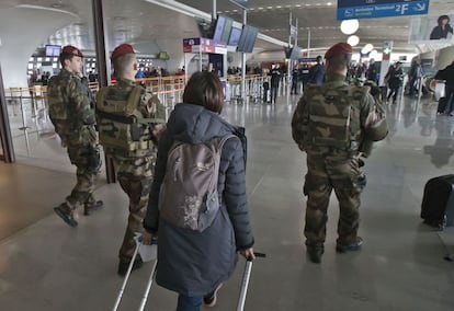 oldados do Exército francês patrulham na terça-feira, dia 22, o aeroporto Charles de Gaulle, no norte de Paris.