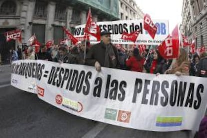 Unas 10.000 personas del sector bancario se han manifestado hoy en Madrid, convocados por los sindicatos, para protestar contra los ajustes de empleo previstos en Bankia, así como en otras entidades, como Novagalicia Banco y Banco de Valencia. La protesta discurrió entre la Puerta del Sol y el Banco de España y concluyó con la lectura del manifiesto a favor del mantenimiento de los puestos de trabajo en la banca y "contra el desmantelamiento indecente y obsceno de las entidades", que ha provocado desahucios y quitas a los tenedores de preferentes.