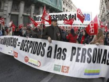 Manifestación contra los despidos en banca entre la Puerta del Sol y el Banco de España.