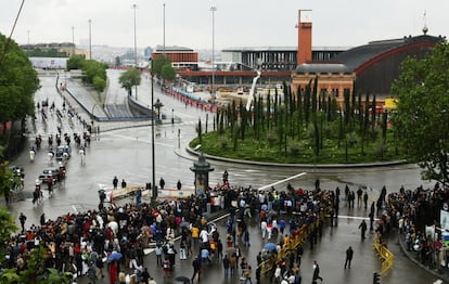 La comitiva real pasa junto al Bosque de los Ausentes en la glorieta de Atocha. Homenaje a las 192 víctimas de los atentados del 11 de marzo, un árbol por víctima, se instaló expresamente para la boda de los Príncipes. Tras la ceremonia, el Ayuntamiento de Madrid decidió trasladarlo y reconstruirlo en el vecino parque del Retiro, con el nombre de Bosque del Recuerdo.