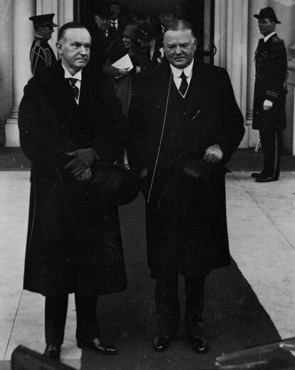 Calvin Coolidge da el relevo a Herbert Hoover en las puertas de la Casa Blanca en 1929.