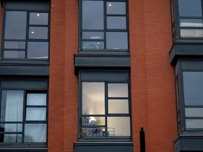 Una mujer mayor en una habitación de la residencia Monte Hermoso, en Madrid, escenario de una de los peores brotes de coronavirus en marzo de 2020.