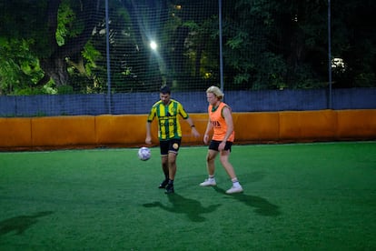 No solo extranjeros residentes usan BAFA, Heinner (de naranja) es alemán y vino por 10 días a la ciudad y gracias a BAFA pudo encontrar personas para jugar, dice que no podía irse de Buenos Aires sin vivir un partido de fútbol