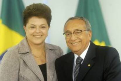 En la imagen, la presidenta brasileña, Dilma Rousseff (i), junto al ministro de Turismo, Gastão Vieira. EFE/Archivo