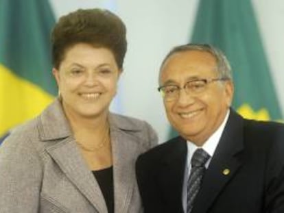 En la imagen, la presidenta brasileña, Dilma Rousseff (i), junto al ministro de Turismo, Gastão Vieira. EFE/Archivo