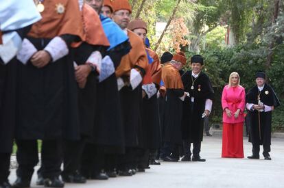 Cristina Cifuentes, junto a rectores y catedr&aacute;ticos, durante el acto de comienzo del curso.