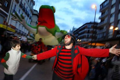 A parade to celebrate World Theater Day on Saturday travels down Madrid's Fuencarral street.