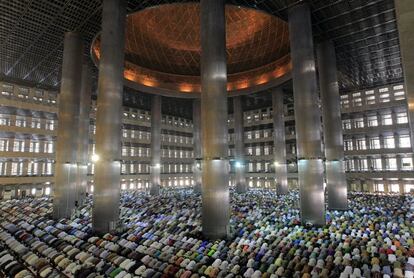 Musulmanes indonesiosen la mezquita de Istiqlal durante los primeros rezos del viernes del Ramadán en Yakarta (Indonesia).