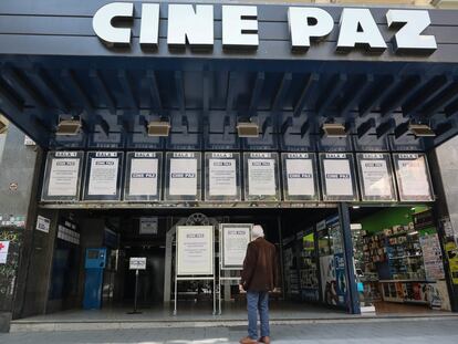 El cine Paz de Madrid, tras el anuncio de su cierre temporal, este martes.