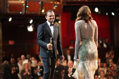 Leonardo DiCaprio entrega el Oscar a la mejor actriz a Emma Stone por La La Land