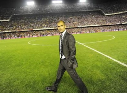 El entrenador del Barcelona pasea por el campo el día en que su equipo se proclamó campeón de Copa.