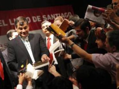 El presidente de Ecuador, Rafael Correa, firma ejemplares de su libro "Ecuador: de Banana Republic a la No República" este 26 de octubre al finalizar su presentación en la Feria Internacional del Libro de Santiago de Chile (Chile).