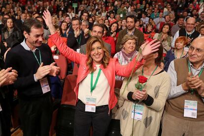 Susana Díaz nombrada secretaria general del PSOE-A, rodeada de los asistentes al congreso en Granada.