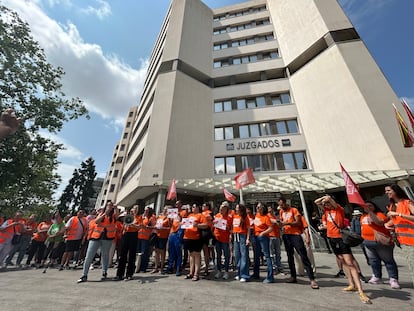 Los vecinos y miembros del Sindicato de Inquilinas se concentran este miércoles a las puertas de los juzgados de plaza de Castilla.