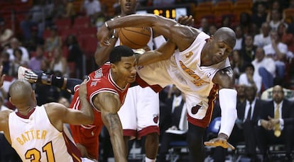 Rose y Wade cae en una acción del segundo cuarto del Miami-Chicago.