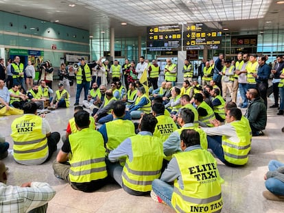 Los taxistas han improvisado una asamblea en la T1 del Aeropuerto de Barcelona para protestar contra los conductores ilegales. En la imagen, Tito Álvarez se dirige a sus compañeros.