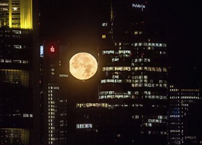 A Lua ilumina o céu de Frankfurt (Alemanha).