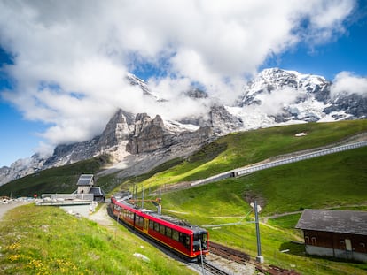 Tren que conecta los pueblos de montaña de Lauterbrunnen y Grindelwald con el pico Jungfrau. 
