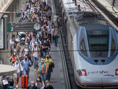 Viajeros procedentes de Madrid a su llegada a la estación de Santa Justa en Sevilla.