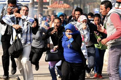 Un grupo de manifestantes escapa de los gases lacrim&oacute;genos disparados por la polic&iacute;a antidisturbios para dispersar una manifestaci&oacute;n en Alejandr&iacute;a (Egipto) que demandaba la abolici&oacute;n de una nueva ley que limita el derecho de protesta.