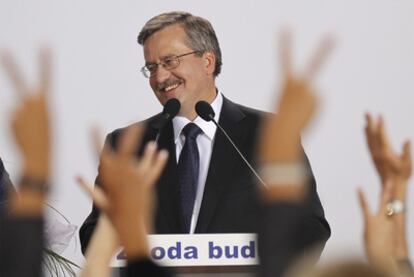 El candidato liberal polaco, Bronislaw Komorowski, tras conocerse el resultado de los sondeos a pie de urna.