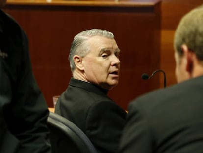 El cura John O’Reilly, de los Legionarios de Cristo, sentado frente a un tribunal chileno en 2013.