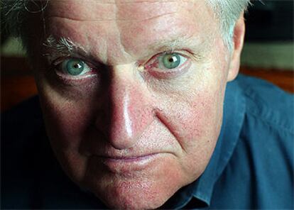 El escritor estadounidense John Ashbery, en su casa de Nueva York en 2002.