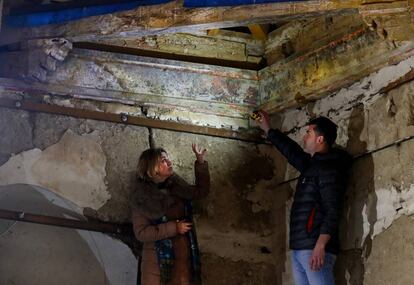 Izaskun Villena, technical director of the Tierra de Campos Restoration Foundation, and Marcos Pérez Maldonado, head of construction, point out the remains of the coffered ceiling in the Cuenca de Campos convent.