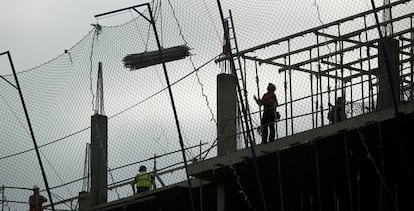 Operarios trabajan en una obra de un edificio de viviendas en Sevilla.