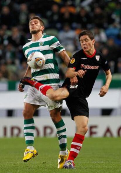 Carrico y Ander Herrera pugnan por el balón.