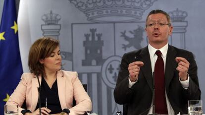 El ministro de Justicia, Alberto Ruiz-Gallardón, y la vicepresidenta del Gobierno, Soraya Sáenz de Santamaría