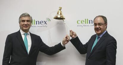 El presidente de Cellnex, Francisco Reyn&eacute;s y el consejero delegado, Tob&iacute;as Mart&iacute;nez, en el estreno en Bolsa de la firma