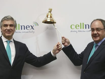 El presidente de Cellnex, Francisco Reynés y el consejero delegado, Tobías Martínez, en el estreno en Bolsa de la firma