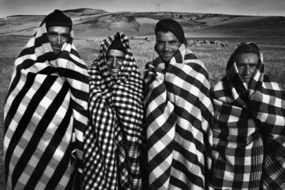 Las fotos para el libro de Miguel Delibes 'Viejas historias de Castilla la Vieja' es otra de sus grandes obras. La imagen pertenece a la Tierra de Campos, en Valladolid, en 1962.