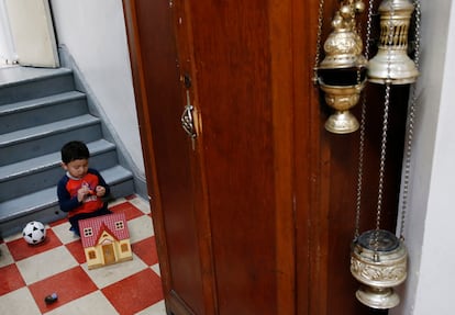 Un ni?o hijo de inmigrantes guatemaltecos juega en una iglesia episcopal en Nueva York, en octubre de 2017.