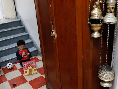 Un niño hijo de inmigrantes guatemaltecos juega en una iglesia episcopal en Nueva York, en octubre de 2017.