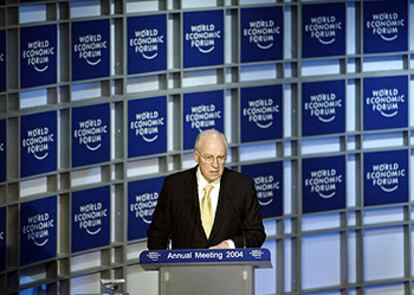 El vicepresidente de EE UU, Dick Cheney,  ayer, durante su discurso ante el Foro Económico Mundial.