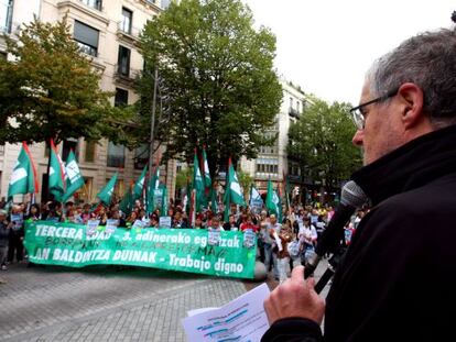 Muñoz se dirige a los trabajadores de residencias de tercera edad, en Bilbao.