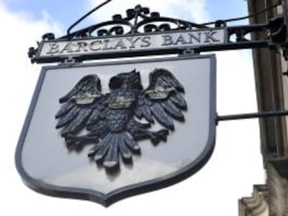 Vista de un cartel de Barclays Bank en el exterior de una de sus sucursales en Londres, Reino Unido. EFE/Archivo
