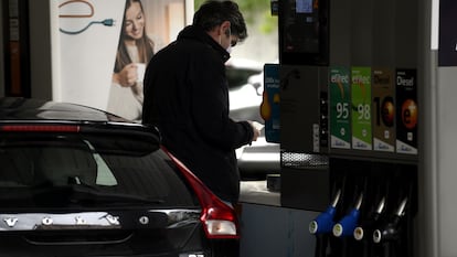 Un hombre reposta en una gasolinera de Madrid.