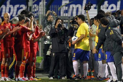 El futbolista fue aplaudido por los jugadores rumanos y sus compañeros de selección