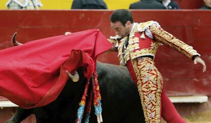 Ponce lidia al primero de su lote en la feria de las Fallas.