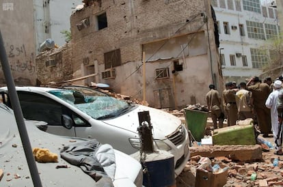 Oficiales saud&iacute;es inspeccionan el lugar del ataque en La Meca.